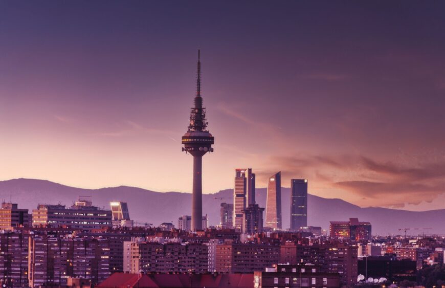 Turistas internacionales recorriendo el centro de Madrid y disfrutando de la oferta gastronómica y de ocio nocturno de la capital.